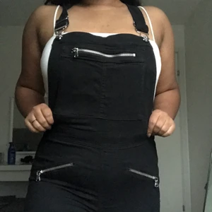 Hängselbyxor Strl 42 - Endast använd en gång, i bra skick! Storlek 42 men passar M/L. 