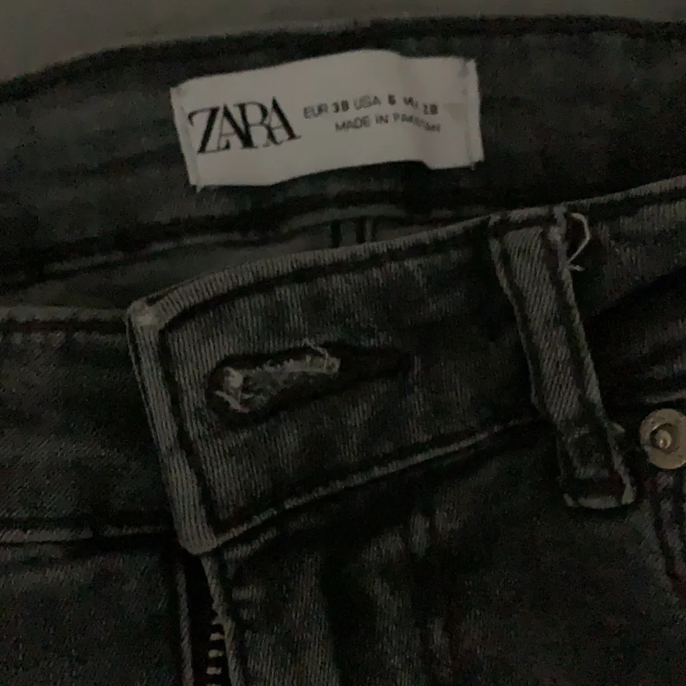 Säljer mina gråa jeans med slits från Zara , har tyvärr ingen bild på hur dem sitter på. Säljer pga att jag ej använder dem! Köpta denna sommaren . Jeans & Byxor.
