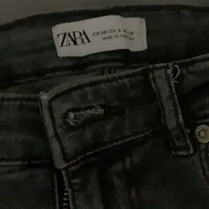 Säljer mina gråa jeans med slits från Zara , har tyvärr ingen bild på hur dem sitter på. Säljer pga att jag ej använder dem! Köpta denna sommaren 