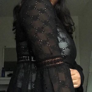 Klänning M - Oanvänd klänning som även kan användas som beachwear. OBS: linnet under följer inte med. Slutar precis ovanför knäna på mig (165cm)