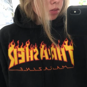 Thrasher hoodie - Croppad thrasher hoodie (äkta) den är då avklippt men ändå oversized! Skitsnygg men används inte