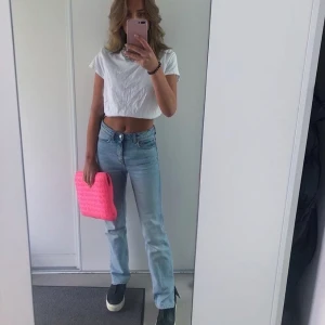 Weekday jeans, voyage 25x32 - Ljusblåa jeans från weekday, modellen voyage. Även klippt till en trendig slits på sidorna. Väldigt snygga och as sköna. Kan mötas upp i nacka eller så står köparen för frakten. Startbud 300kr