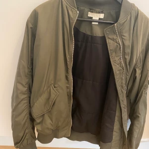 Hm bomberjacka stl 34 - Snygg bomberjacka från HM, stl 34 - fint skick! 