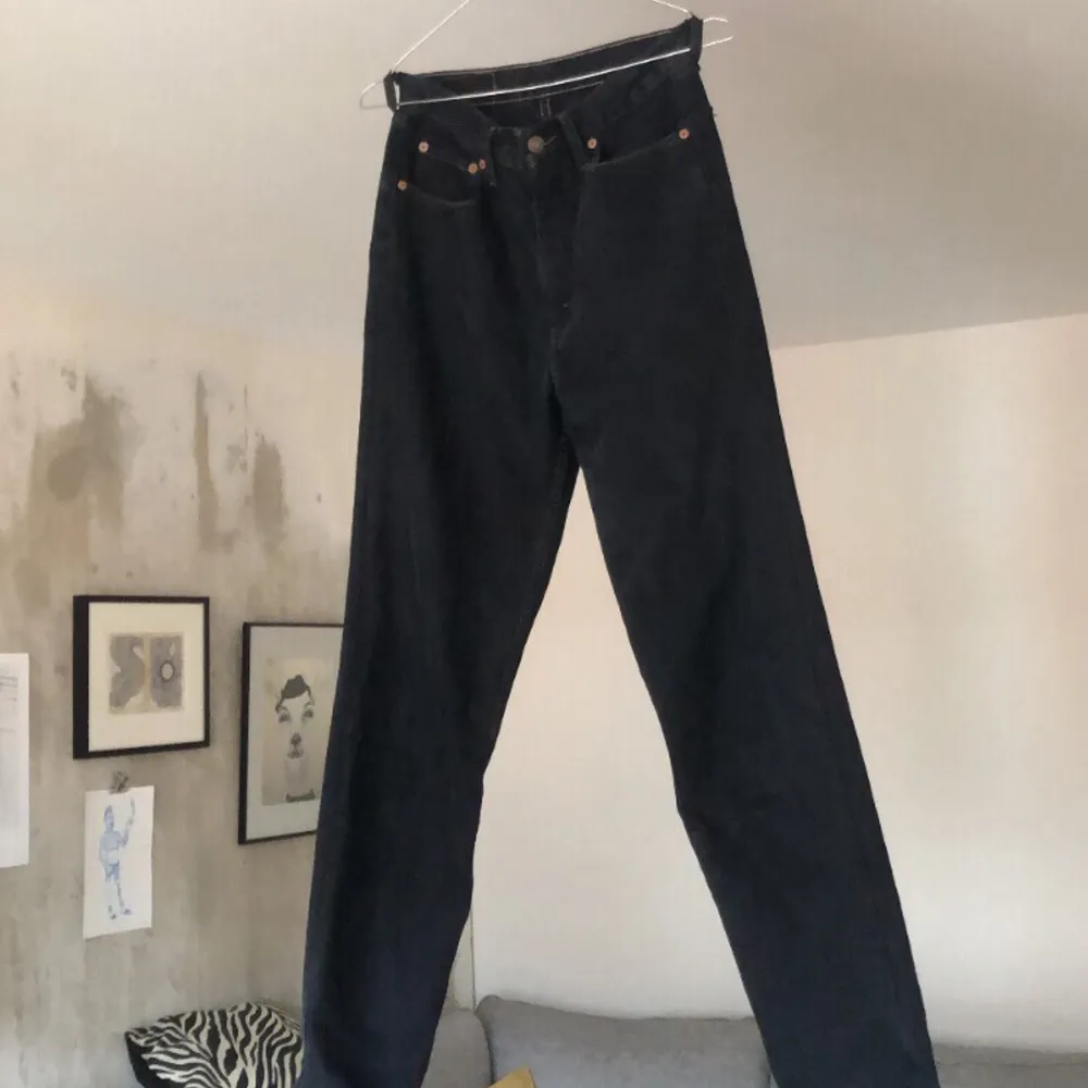 Jättecoola Levis-jeans i svart färg. Köpt på second hand. W29 L30. Frakt tillkommer💛. Jeans & Byxor.