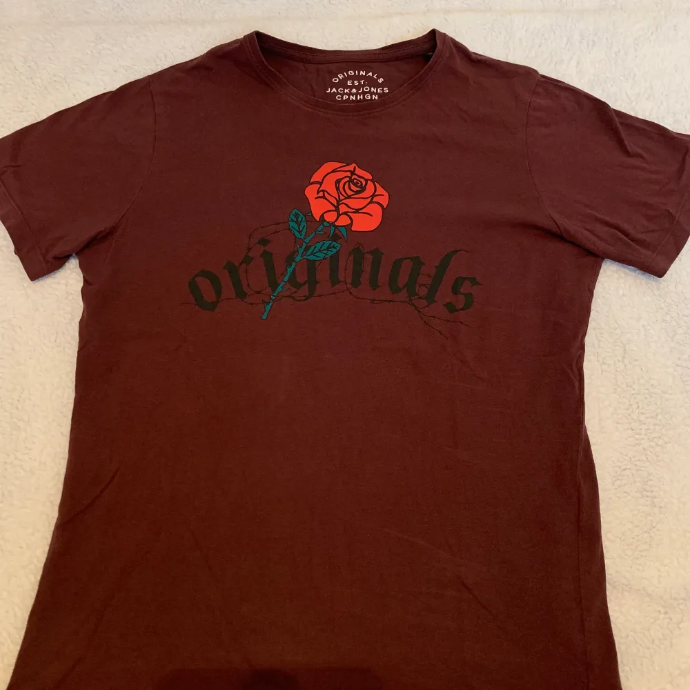 En skitsnygg t-shirt från Jack & Jones med en ros på framsidan.. T-shirts.
