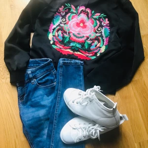Bomberjacka med fint motiv, Jeans och Guess sneakers - Köp ett plagg eller hela looken! Bomberjacka från BikBok i storlek XS - 50 SEK, Jeans från 365 I storlek 26 - 50 SEK, skor från Guess i storlek 38 - 100 SEK. Hela looken pris: 180 SEK 