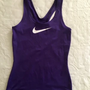 Lila tränings linne från Nike 36/38 - Ett supersnyggt lila linne från Nike i st S men passar även en M! I utmärkt skick, använt endast två-tre ggr.