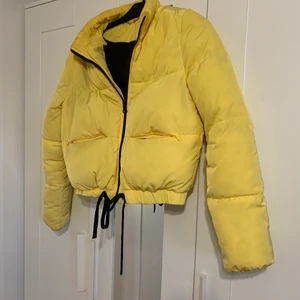 Jacka - Gul jacka som måste tvättas, annars är den fin. Snörningar längst ner så man kan välja hur hårt/löst jackan ska sitta.