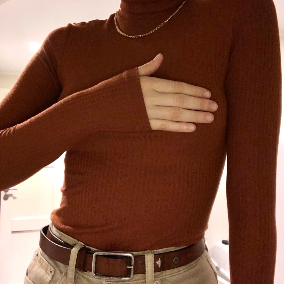 Ribbad polo i färgen rusty orange