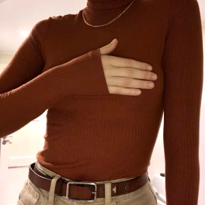 Ribbad polo i färgen rusty orange - ribbad polo i färgen rusty orange från monki. jätteskön kvalitet och en mysig färg som passar perfekt till hösten.🍂  kan mötas upp i växjö eller så står köparen för frakten.😇