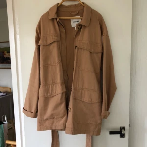 Monki kappa - Tunnare jacka/kappa från Monki. Strl XS men sjukt rymlig. Passar nog upp till M. Frakt 63 kr.