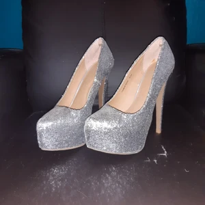 Glittriga klackskor - Snygga glittriga klackskor knappt använda 