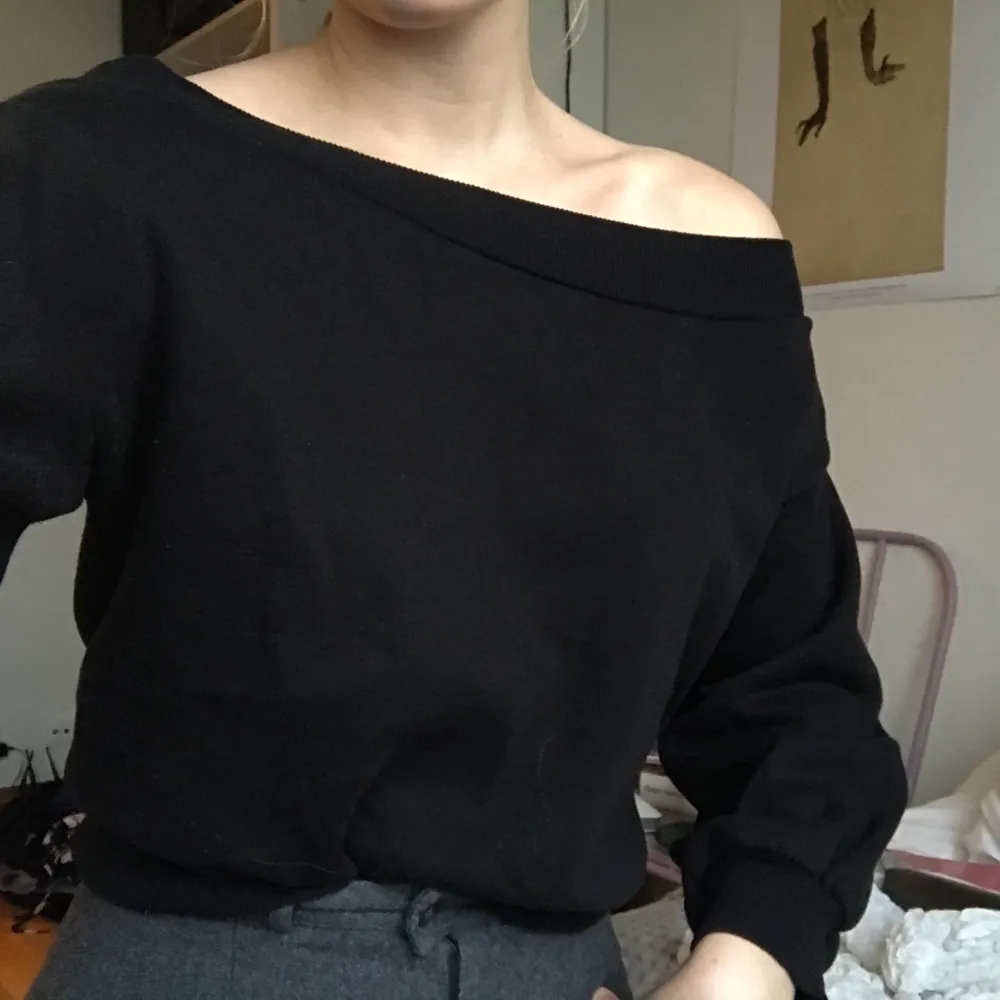 Jättefin off shouldertröja från H&M i strl S. . Tröjor & Koftor.