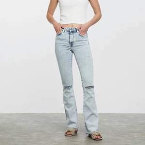 Säljer dessa helt slutsålda jeans ifrån bikbok. verkligen jättesnygga men är tyvärr för korta på mig :( Frakt ingår i priset! 🤍