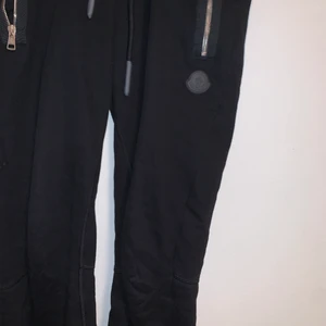 Moncler mjukisbyxor  - Moncler mjukisbyxor, 3 månader använda. Riktigt sköna.