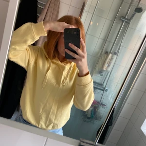 Pastellgul hoodie - Hoodie i pastellgul färg, väldigt fint skick! Kan skickas mot frakt💛