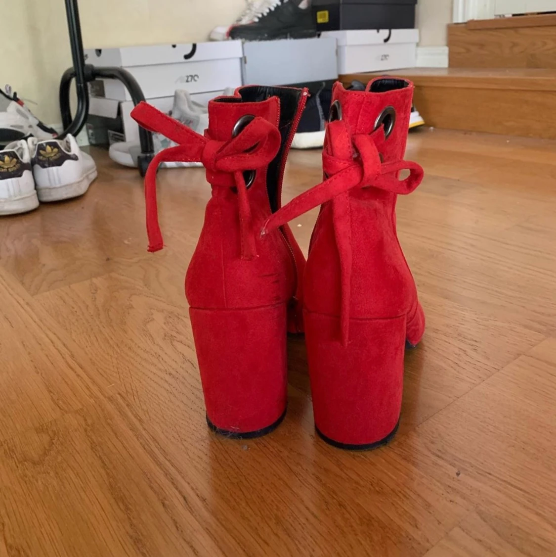 Röda boots med rosetter  - 90