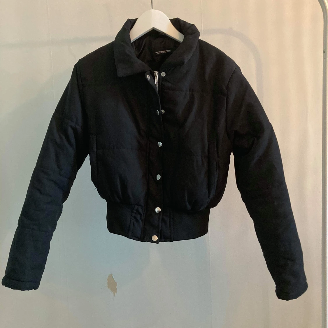 Croppad vinterjacka Prettylittlething, strl S