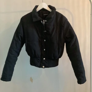 Croppad vinterjacka Prettylittlething, strl S - Säljer en mörkgrå "pufferjacket" från Prettylittlething i strl S. Modellen är kortare, skulle säga att den e croppad. Mycket skön jacka som endast har använts ett fåtal gånger under en vinter. Köptes vintern 2019. Säljs för 200 kr. Köparen står för frakt (88 kr)