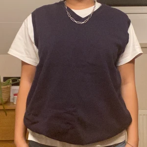 Väst strl L - Marinblå Väst i mansstorlek L (modellen är en strl S) 🙌Gratis frakt ✨