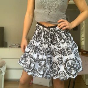 Svart vit kjol  - Jätte fin kjol från ZARA! I storlek S