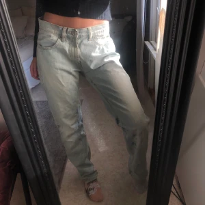 Blekta Jeans - Lågmidjade jeans som är blekta och långa, köpt på second-hand, passar storlek 36-40 