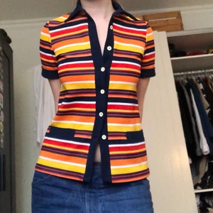 Randig färgglad skjorta - Fin randig skjorta i bra skick. Har katt så det kan finnas katthår. Möts enbart