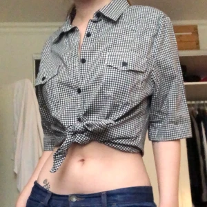 Rutig skjorta - Bra skick. Har katt så det kan finnas katthår. Möts enbart