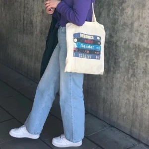 NAKD vida jeans  - Ljus blåa vida jeans, sitter superbra på😊 Änvänt ett fåtal gånger💜 De är i mycket bra skick! Köparen står för frakten 😌 Nypris 500kr! 