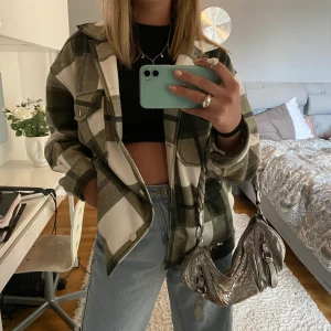 Rutig höstjacka - Så fin höstjacka till salu. Otroligt mjuk och skön på insidan,  endast använd en gång så i princip nyskick. Många intresserade så buda i kommentarerna, BUD 195+frakt. Budgivning avslutas ons kväll🌟