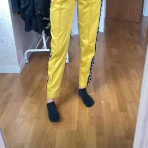 Kappa byxor - Säljar mina kappa byxor, använda Max 3 gång inget fel på utan mer som nya, nypris- 699kr och säljer dom för 350 eller bud + frakten 40kr
