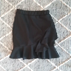 Kjol med volang - Kjol med volang. Kan ha använd den en gång. I ett superfint skick. Storlek S.