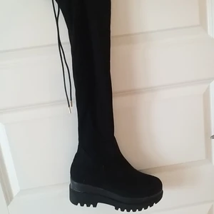 Stövlar/vinterskor - ❄ Stövlar/vinterskor i storlek 38. I ett superfint skick. Knappt använda. Jag ÄLSKAR dem men har aldrig jeans eller liknande så de kommer aldrig till användning. Jag är 165 cm lång och dessa går strax över knäna. Jättesköna och supersnygga då det är lite platå! 