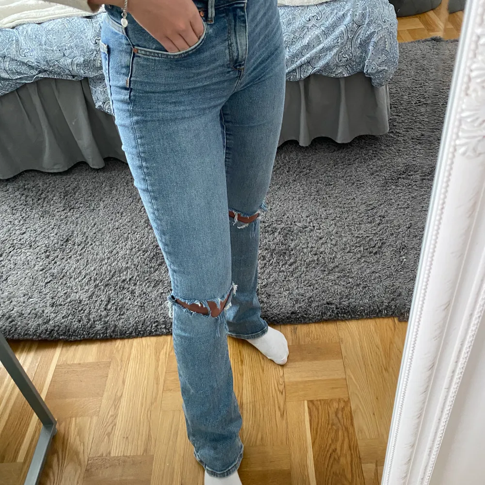 Blåa jeans från bikbok! Hålen har jag gjort själv💙 Använda, men i super bra skick! . Jeans & Byxor.