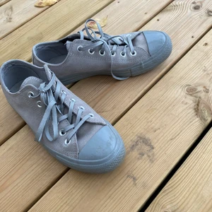 Converse i grå mocka - Grå mockaconverse,använda två gånger .  Säljer för att de är för stora. Najs färg som passar alla årstider. Köparen står för frakt.  Budgivning i kommentarerna om många är intresserade. 