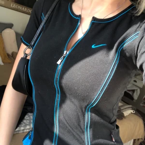Vintage Nike - En snygg Nike tröja köpt på Humana i somras men har bara testats några få gånger men kommer inte till användning. Ena dragkedjan är borta i ena fickan men mer än de är den i bra skick💕 (mer bilder kommer)