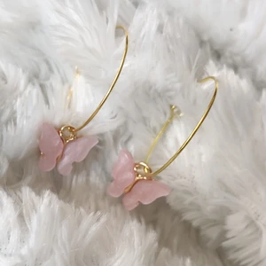 Rosa fjärilsörhängen💞💞 - Kostar 69 kronor för ett par(inklusive frakt)💗💗