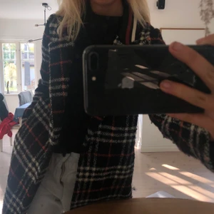 Kappa - Slit snygg rutig kappa i från Scotch And Soda🧚🏼‍♀️ inköpt för 2199 kr💕 storlek s! Knappt använd 