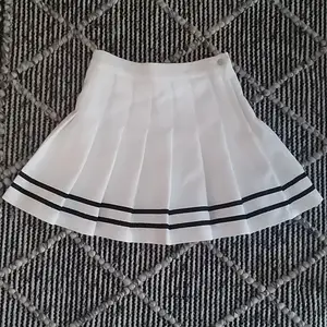 En oanvänd kjol i storlek XS/34