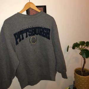 Vintage Collegetröja - Säljer nu min riktigt snygga collegetröja då jag inte längre använder den⚡️ är i väldigt bra skick och sitter lagom oversize, som en smäck! Köpte på beyond retro för 550kr, buda i kommentarerna! Start: 250kr (öka med 50)🌈 !!(frakt ingår ej.)!! Avslutar vid snabb och smidig affär