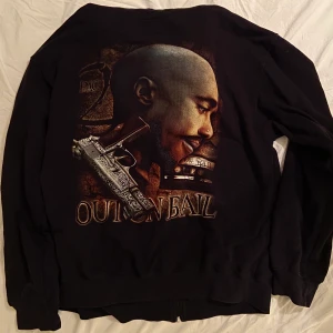 90’s Vintage Rapper Hoodie 2Pac  - Snygg huvtröja med dragkedja med 2Pac tryck på ryggen och broderad text på bröstet. Oversized. Köparen står för frakten. Om många är intresserade buda i kommentarerna- bud höjs med 10kr! 💕💫
