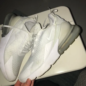 Nike Air Max 270 vita i strl 40  - Vita Nike Air Max 270 i strl 40. Knappt använda. 