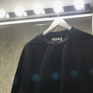 SVART WEEKDAY SWEATER - Svart sweater från WEEKDAY, den är lite för färglös för mig. Inköpt i januari, använd väldigt sparsamt. Tror någon annan kan style’a rockande outfits med denna! 🤎                               