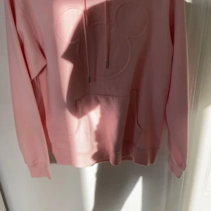 Rosa Hoodie  - Skit snygg ljusrosa oanvänd hoodie ifrån hm! Nypris 249 mitt pris 150 + 79 frakt 