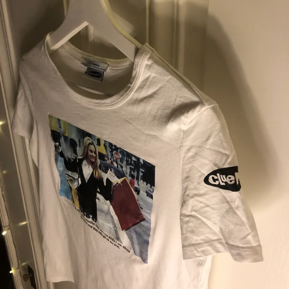 Vit t-Shirt med tryck från filmen Clueless. Köpt på Zara för två år sen för 199. T-shirts.