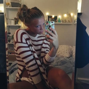 Randig stickad tröja - Vit och vinröd randig stickad tröja med knytband i sidorna. Använd max ggr. Köpt på Mango för 399 kr