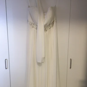 Bröllopsklänning  - Bröllopsklänning i fint skick endast använd en gång. Pris kan diskuteras. Nypris:2000 