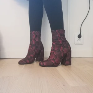 Fantastiska skor - Måste tyvärr sälja dessa skönheter då de inte används. Endast använda 3-4 gånger utomhus, superfint skick. Färgerna lite starkare i verkligheten men är absolut fortfarande mörkröda. Frakt tillkommer, priset kan diskuteras! 