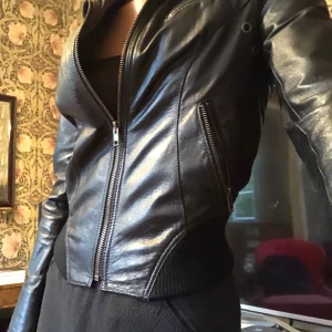 Skinnjacka - Skinnjacka, äkta skinn. Jättecool i fint skick. Frakt ingår inte!
