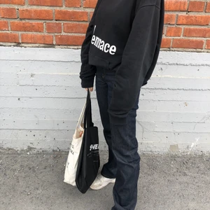 Pepe Jeans - Högmidjade mörkblå jeans från Dua Lipas kollektion med Pepe Jeans, ord. pris 1295kr. Inte använda särskilt mycket då de tyvärr inte passar mig på bra, har dragit ut på det men nu ska äntligen få ett nytt hem! Frakt 60kr (spårbart)